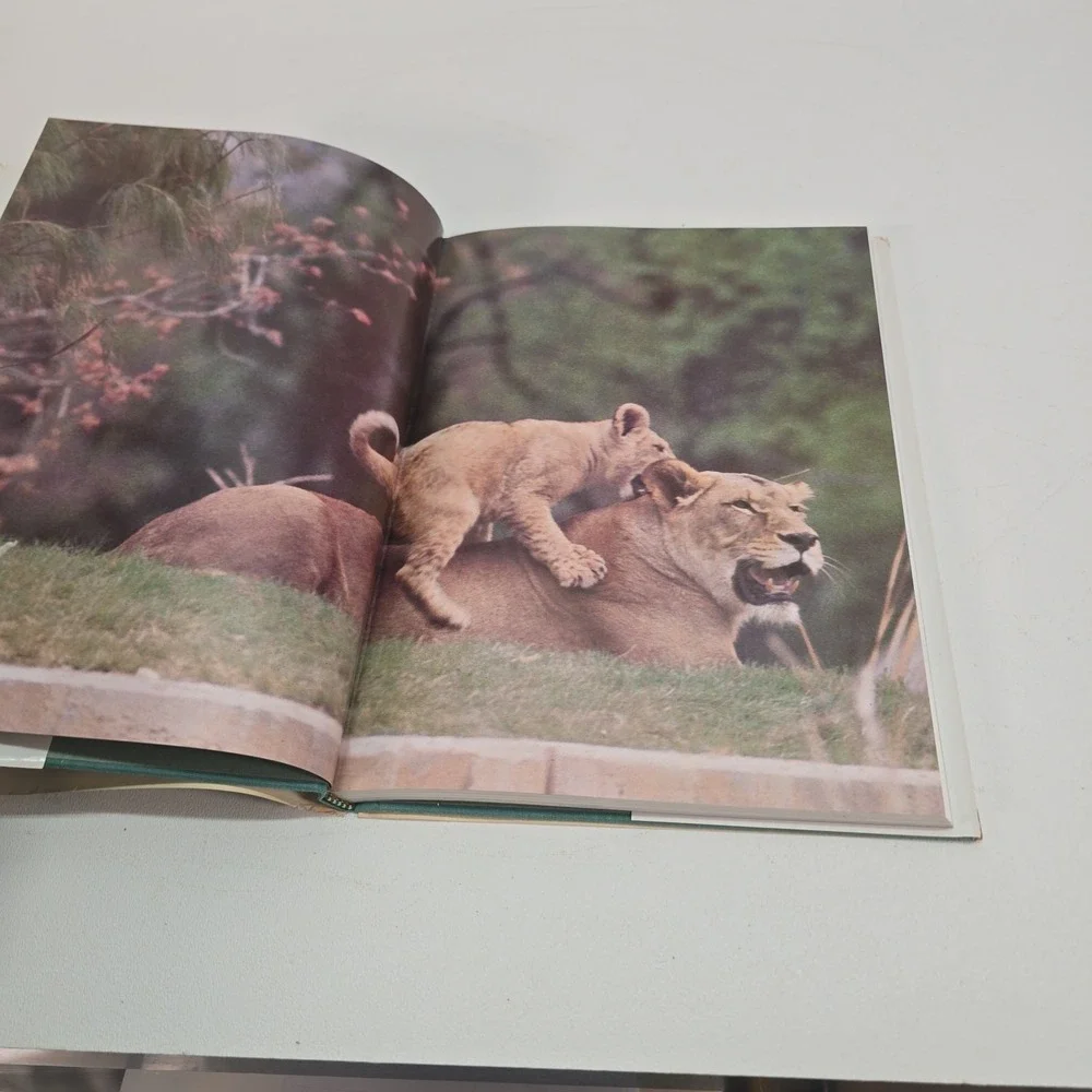 A Zoo For All Seasons: The Smithsonian Animal World